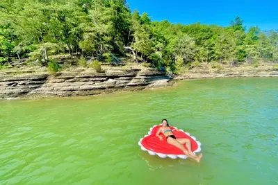 Image de Jamestown Marina, Lcky. boat parking. pool table. 3 full baths. pet friendly.