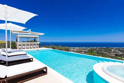 Image de 50 m2 Infinity Pool, hot Tub, Outdoor Bar, Sauna, gym and Playground!