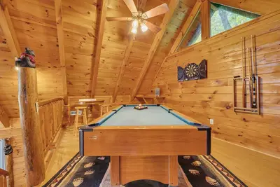 Image de ♡♡ Cozy, Romantic Getaway w/Hot Tub & WiFi-Central Location
