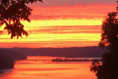 Image de Million Dollar Views of Lake Normandy Sunsets- Jacuzzi for Fall/Winter Sunsets!
