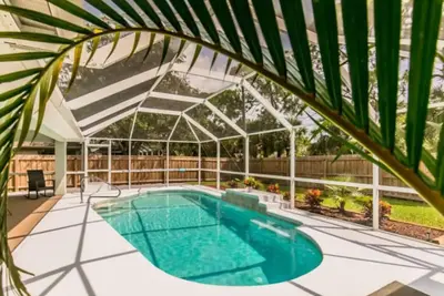 Image de 🍹🌞Relaxing Heated Pool! Beautiful Patio, Pet Friendly, Fenced Area, Near Beaches!