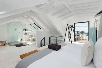 Image de Artistic and Modern Green Point Home