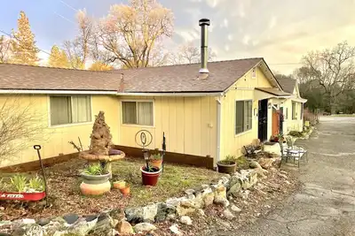 Image de Private two bedroom cottage off Historic Highway 49.