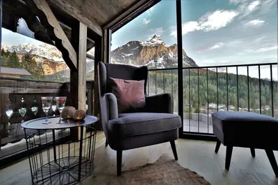 Image de The Hof Chalet on the Zugspitze with mountain views, private garden, hot tub, sauna.