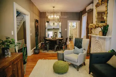 Image de 6 Bedroom Downtown Home // Remodeled + Close to all