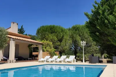 Image de Villa de vacances climatisée, 8p, piscine - Occitanie Uzès  -22a terrain privé.