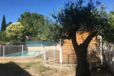 Image de Grande maison très lumineuse avec une piscine bien exposée.