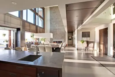 Image de Large modern Luxury Oceanfront house, directly on the beach