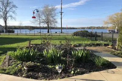 Image de Bass Lake Views & Access. Walk Downtown Elk Rapids.