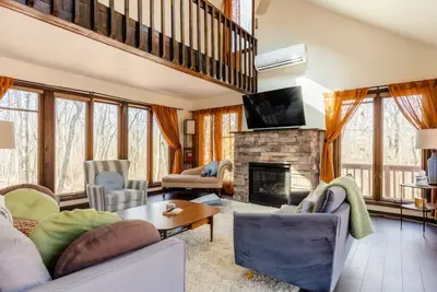 Image de Newly renovated mountain escape near hiking/skiing/lakes/shops/restaurants