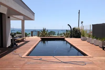Image de Villa Pieds Dans L'Eau Avec Piscine A Cavalaire Sur La Plage