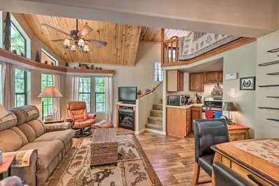 Image de Gateway to Sunrise Resort! Show Low Cabin w/ Deck