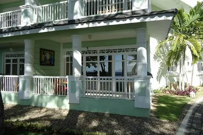 Image de Affordable Caribbean paradise! Beachfront groundfloor 2bd, sea views, near shops