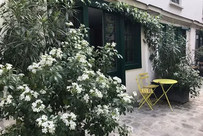 Image de Charme Parisien, appartement au coeur d'une cour arborée et sécurisée