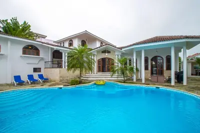 Image de 5bd Beach villa with games room, billiard, table tennis, Bbq!