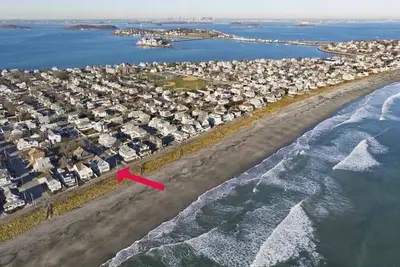 Image de Beachfront House - Can't get any closer to the beach than this home!