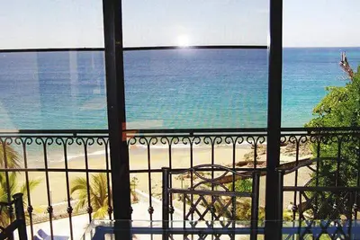 Image de Sea-views central condo on sandy beach, guest-friendly, pool, WiFi, cable Tv