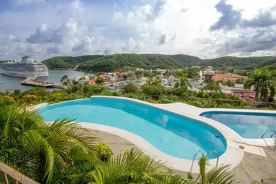 Image de Oceanfront Marina Views with Spacious Living & Central Location