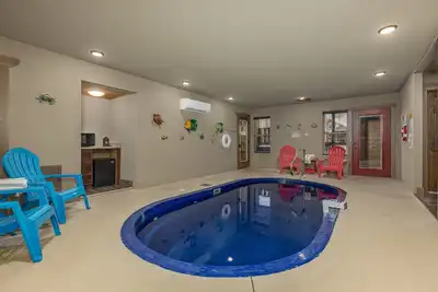 Image de 4br, indoor pool, game room, hot tub. Free attraction tickets.