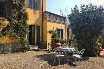 Image de 19th century villa: living room, dining, study, 5 double rooms, park, , panorama.