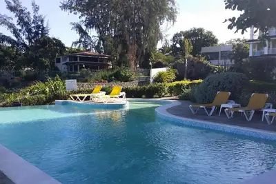 Image de Guest-friendly luxury beachfront condo with pool, A\/C, Wi-Fi, cable Tv