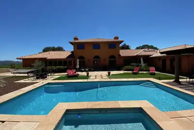 Image de Resplendent Villa Retreat in the Wine Country