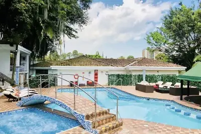 Image de Poblado Tropical 12 Bedroom Mansion Pool Jacuzzi Ac Butler 5 Minutes To Lleras