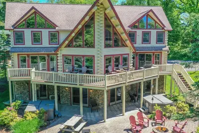 Image de Mallard Landing | Prime Lakefront Location + Hot Tub & Pool Table!