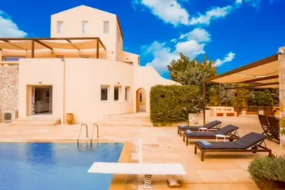 Deluxe 5 bdrm Villa w/Pool next to the beach