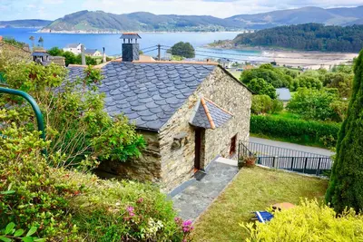 Image de Cozy Cottage with Magical Garden Overlooking the Beach.