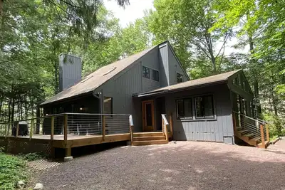 Image de Lake Naomi ~ Poconos ~ 3br/2ba ~ Close to Kalahari, Camelback, Jack Frost, Bb