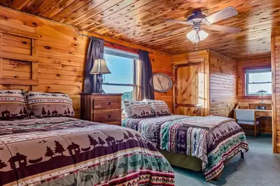 Image de Lodge at Ozk Ranch- Incredible mountaintop cabin with hot tub and views