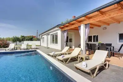 Image de maison de vacances avec piscine