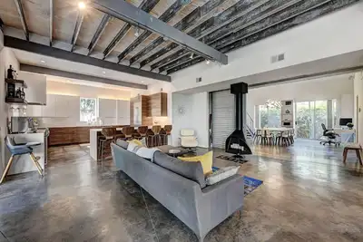 Image de Modern Bellaire Home with Expansive Courtyard
