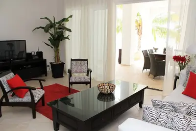 Image de 3bd luxury condo in beachfront resort, on long sandy beach near shops and clubs
