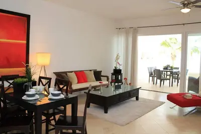Image de Groundfloor 3bd oceanfront condo, long sandy beach near shops and restaurants