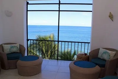 Image de Top-floor beachfront condo with elevator, sea views, visitors friendly