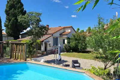 Image de Maison de charme avec jardin et piscine dans un village provençal