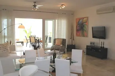 Image de Beachfront 2bd 2bth condo in luxury sea-views paradise, steps from all shops