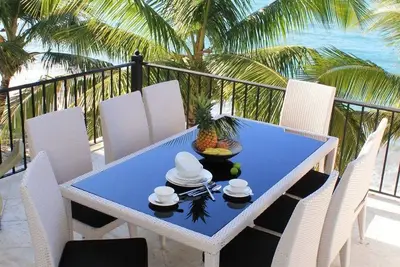 Image de Top-floor beachfront apartment with sea views, Wifi\/cable\/Ac, near everything