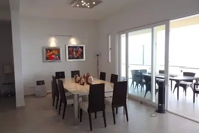 Image de Top-floor beachfront penthouse, great sea views, walking distance to everything!