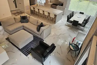 Image de Brand New Kitchen and Renovation -Heated Salt Water Pool -Great Location