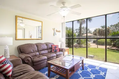 Image de Let The Countdown To Beach Time Begin! Newly decorated and sleeps 6 in beds!