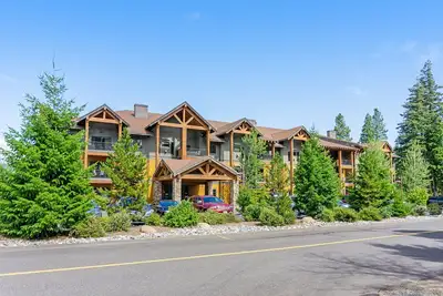 Image de Elegant, dog-friendly retreat w/ shared pool & fireplace - near trails