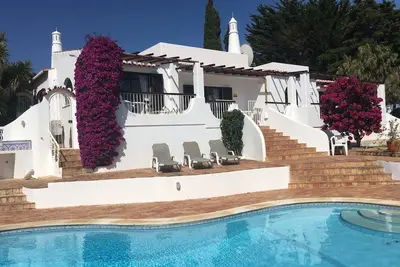 Image de Villa avec piscine privée à distance de marche du centre-ville de Carvoeiro