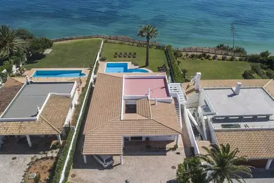 Image de Magnificent Albufeira Villa | 5 Bedrooms | Villa Barlavento | Beach Front & Beautiful Sea Views | Albufeira