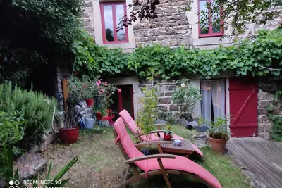 Image de maison en pierres avec jardin dans un village typique proche du Puy en Velay