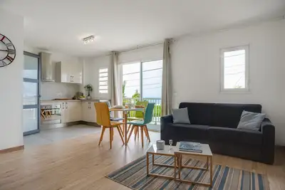 Image de T1 bis Neuf Meublé Avec Goût en Centre-ville Saint Pierre - Magnifique vue Mer!