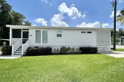 Image de The Dockside House - Pet friendly tiny home on the lake in Clermont