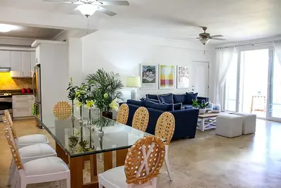 Image de Sea-views condo in beachfront residence steps from shops and restaurants